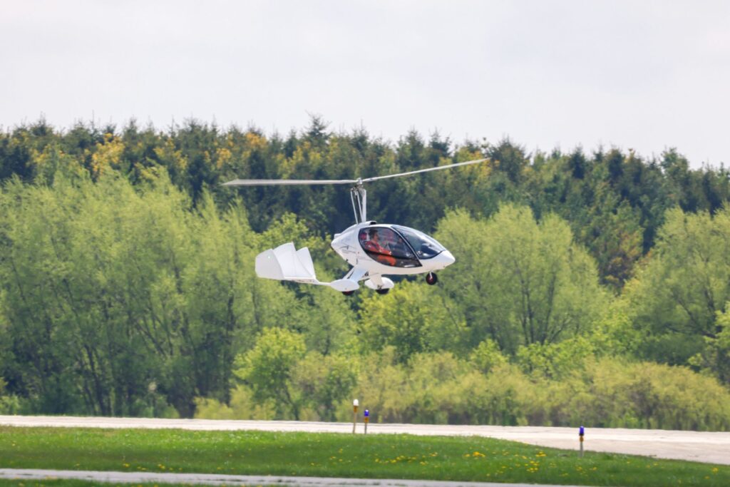 yes (11) flying gyrocopter