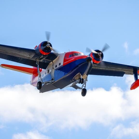 Albatross Hu-16 flying