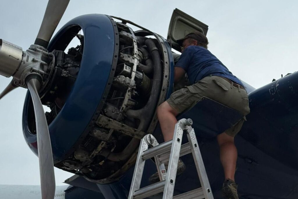 4 man working on HU-16 engine