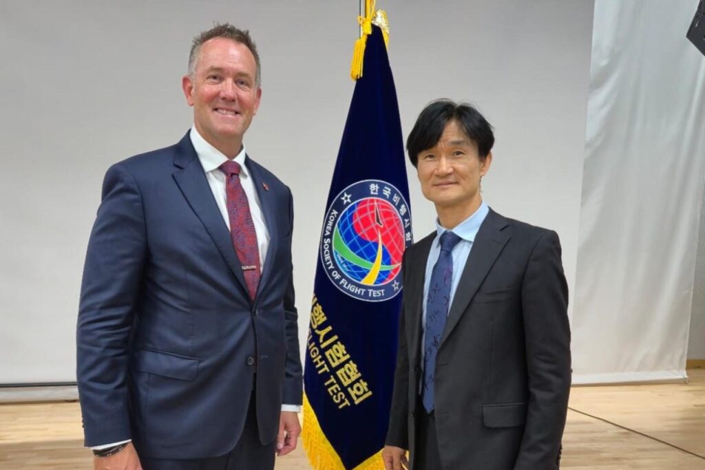 3 ITPS CEO, Dave Lohse with Korean student Graduate