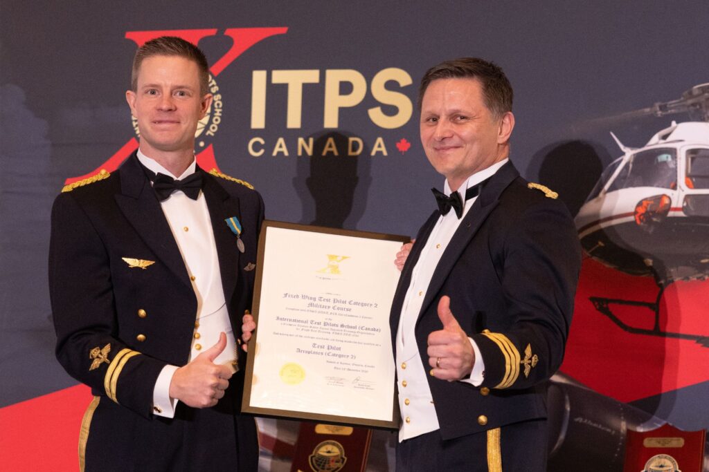 ITPS alumni holding plaque together