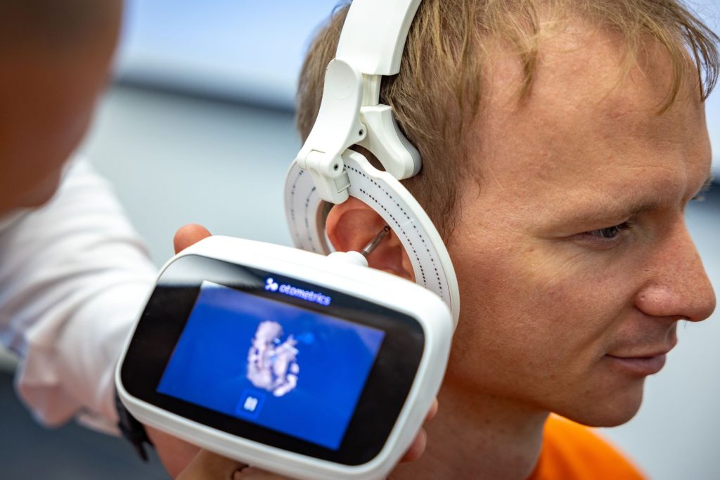 16 screen display analyzing shape of earpiece for ITPS instructor
